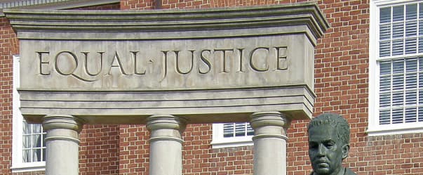 EQUAL JUSTICE tallado en piedra sobre las columnas de un palacio de justicia